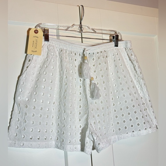 True Destinations Cover Up White Eyelet Women's Shorts - Picture 2 of 4